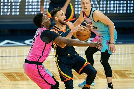 אדבאיו מנסה לעצור את קרי, הלילה // צילום: USA TODAY Sports